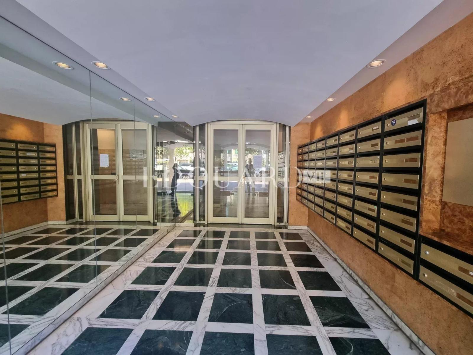 Sur la commune de Menton, à vendre en exclusivité trois pièces avec balcon, cave et parking