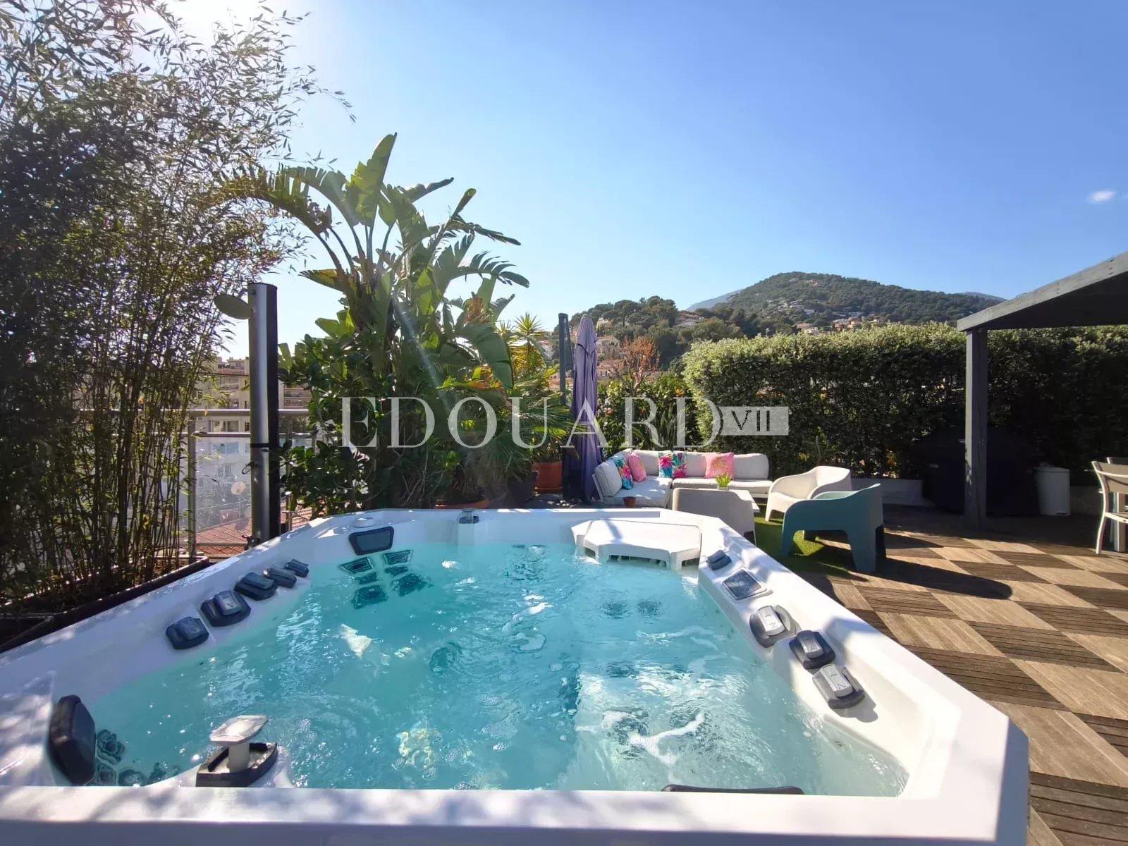 Sur la commune de Roquebrune Cap Martin, penthouse de 115 m²  avec grande terrasse et spectaculaire solarium
