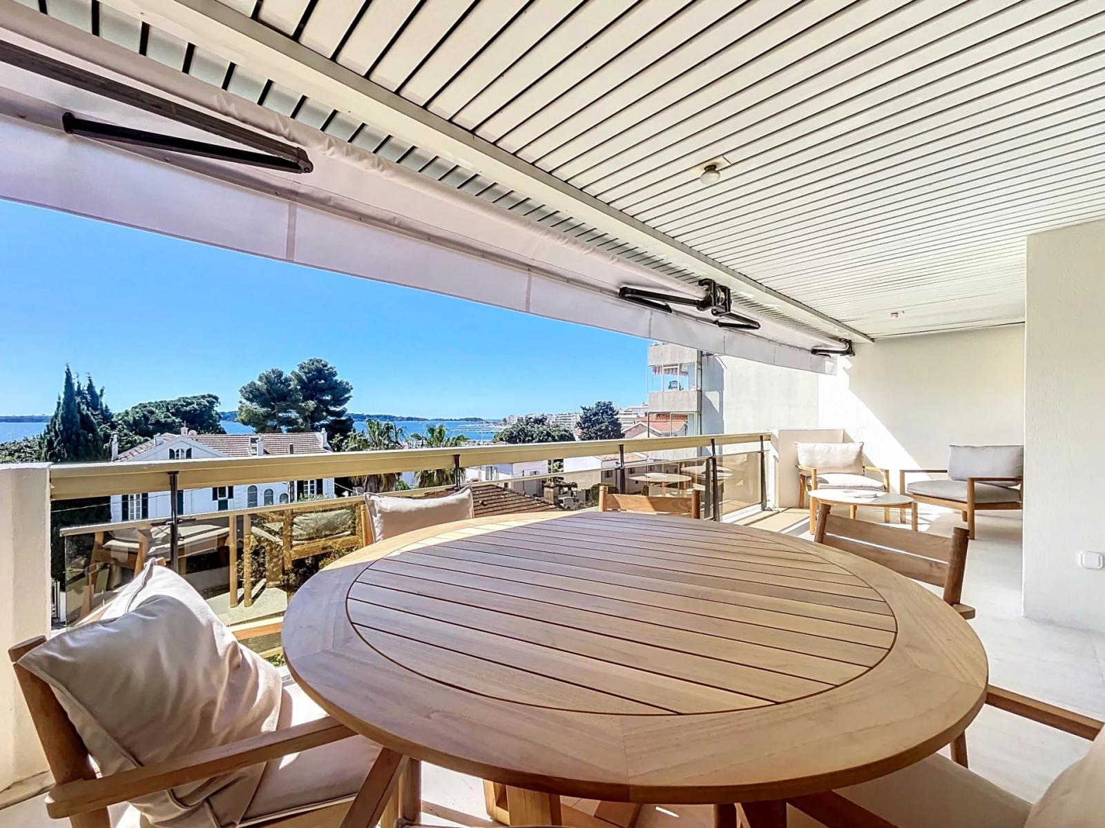 APPARTEMENT 4 PIECES  - CANNES PALM BEACH - VUE MER