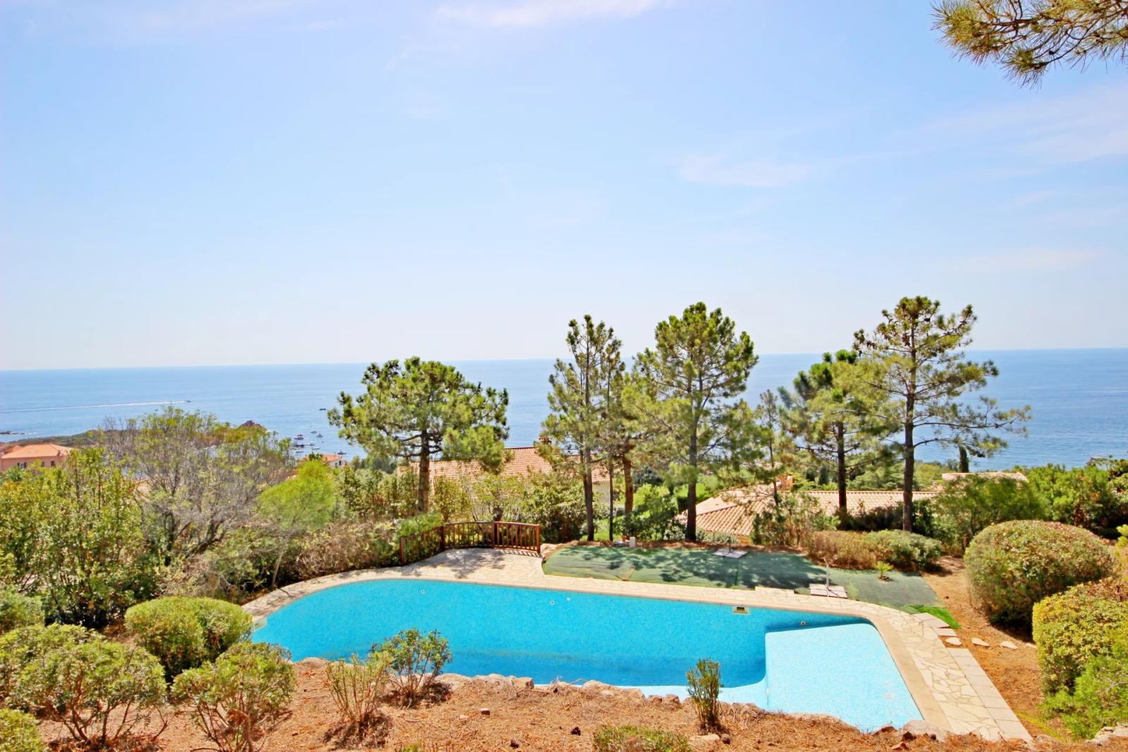 AGAY BORD DE MER ENTRE CANNES ET SAINT RAPHAEL. VILLA DE CARACTERE 10 PIECES FACE MER