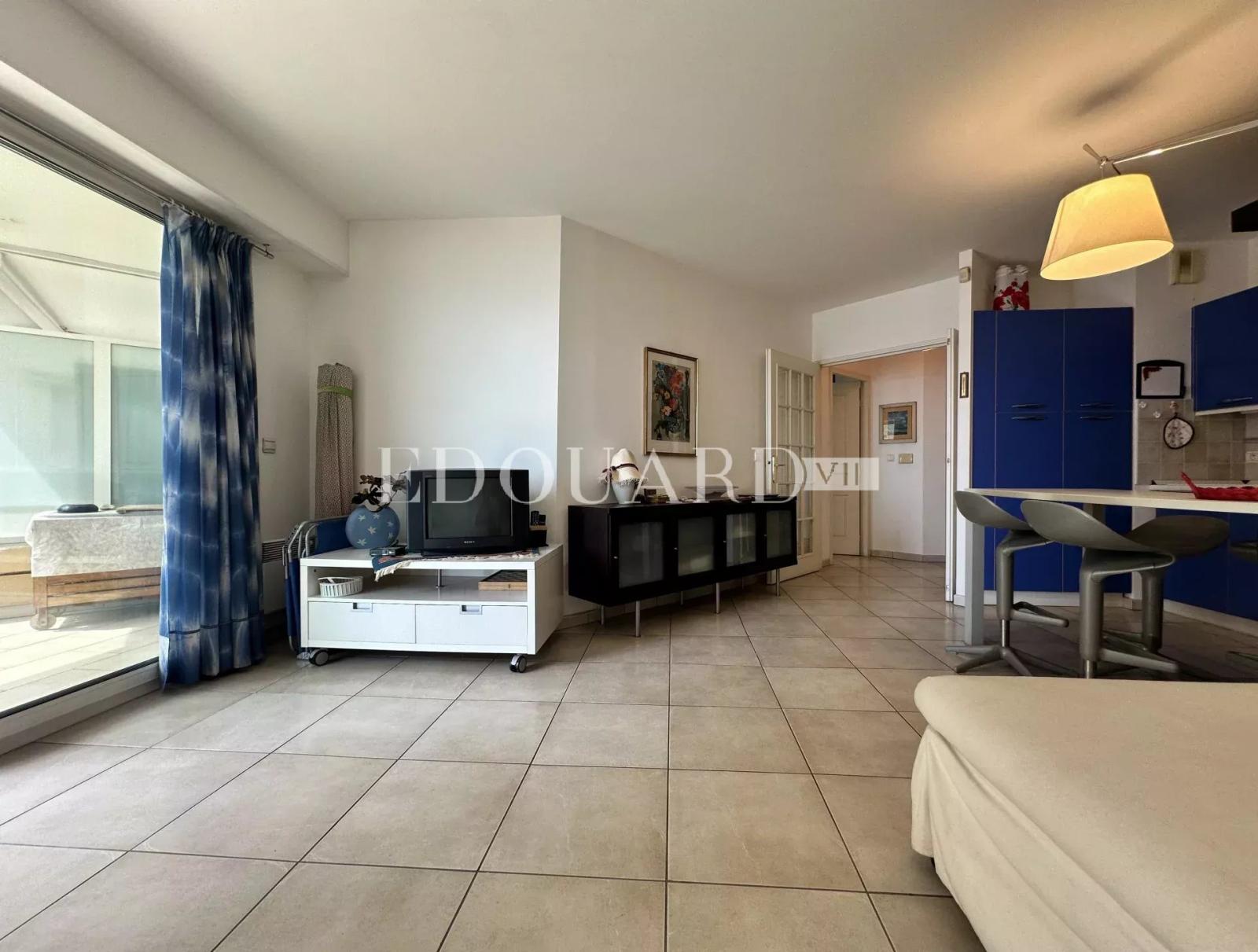 Deux pièces en bon état avec terrasse et belle vue mer, dans prestigieux immeuble face aux plages