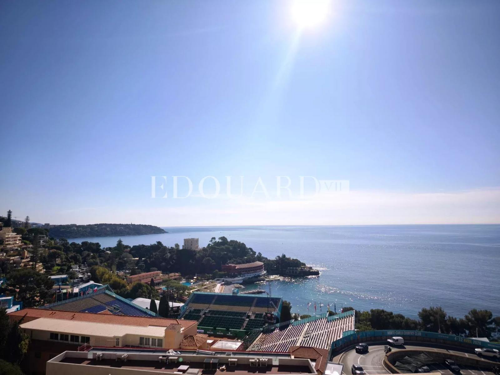 Aux portes de la Principauté de Monaco, superbe trois pièces à vendre avec terrasse et magnifique vue mer