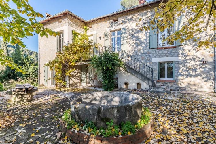 MOUGINS - PROPRIÉTÉ EN PIERRE FIN XIXᵉ – CALME ABSOLU