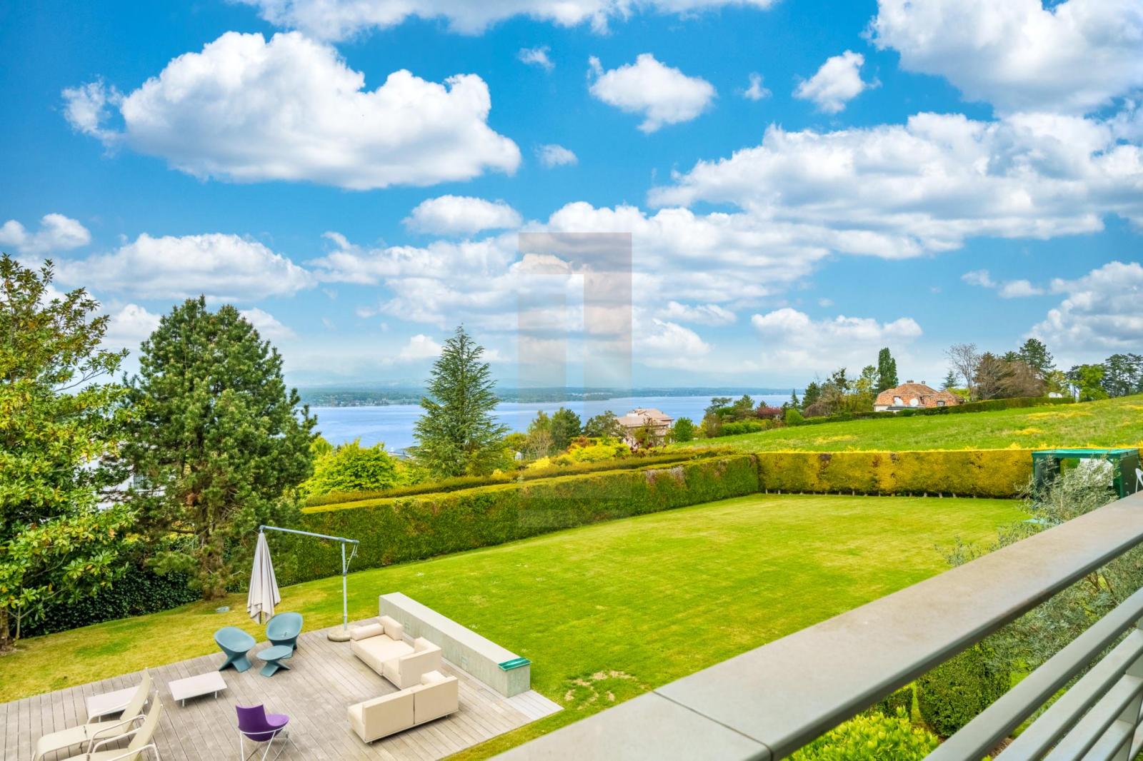 Maison d'architecte à Cologny avec piscine et vue lac