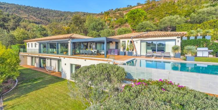 Villa vue mer à vendre à Beauvallon Bartole