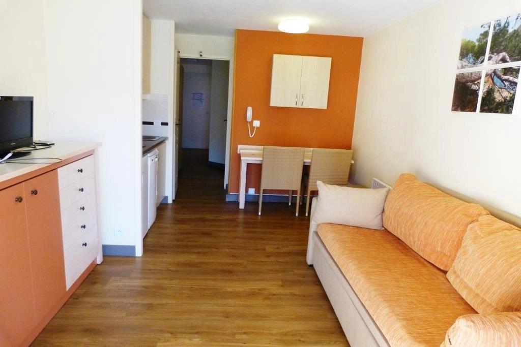 AGAY CAP ESTEREL 2 PIECES DERNIER ETAGE VUE GOLF. PARKING PRIVE