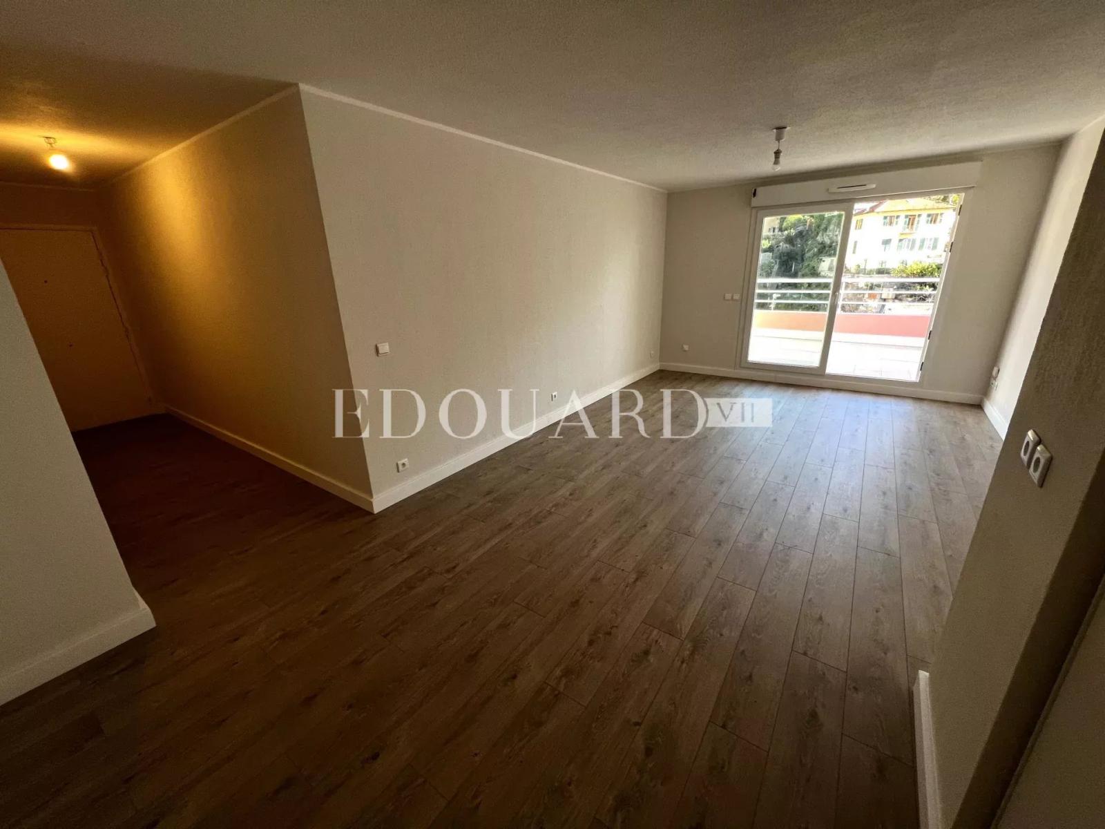 En exclusivité deux pièces complément rénové avec grande terrasse et parking, au dernier étage d’un immeuble récent