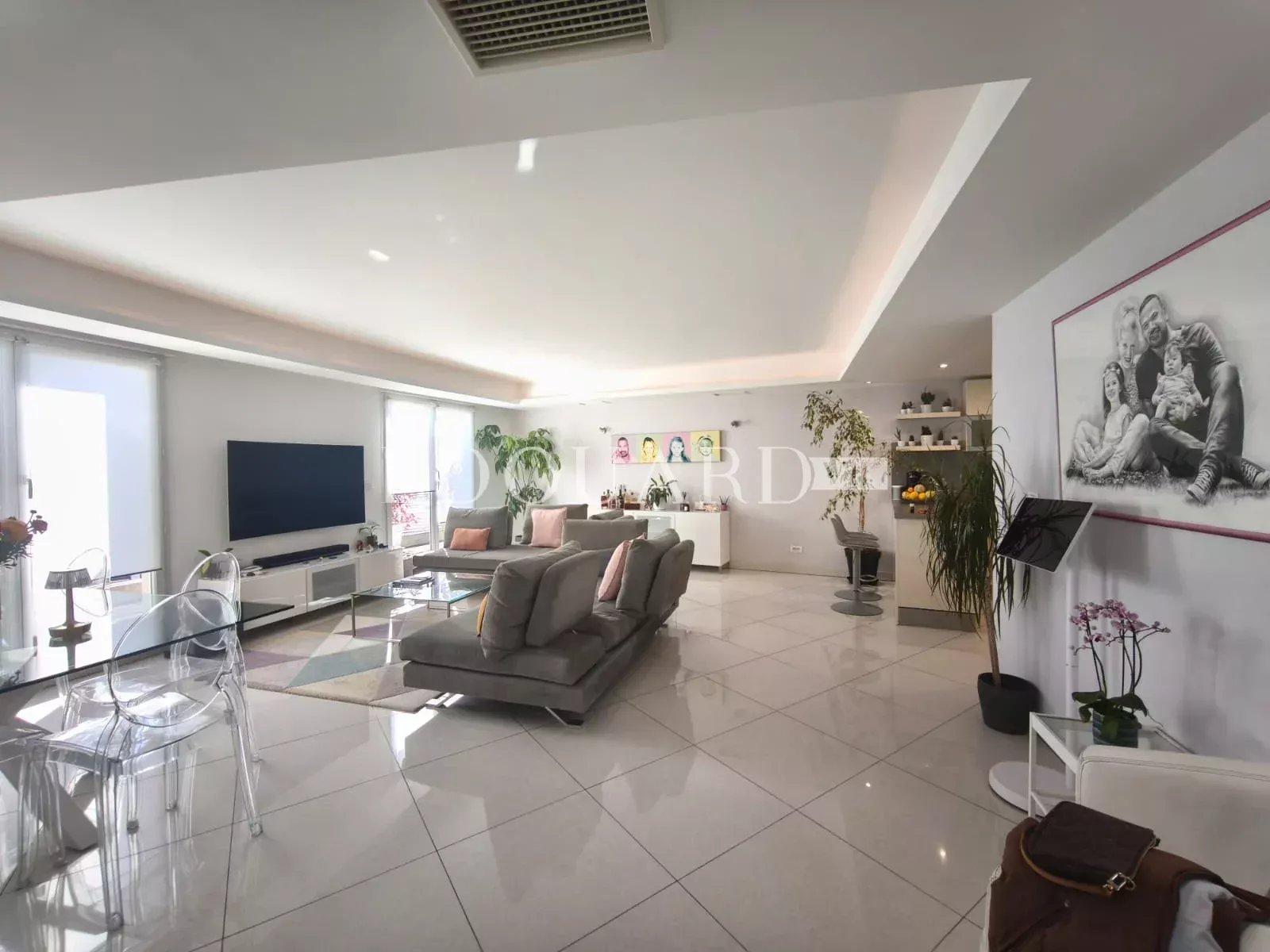 Sur la commune de Roquebrune Cap Martin, penthouse de 115 m²  avec grande terrasse et spectaculaire solarium