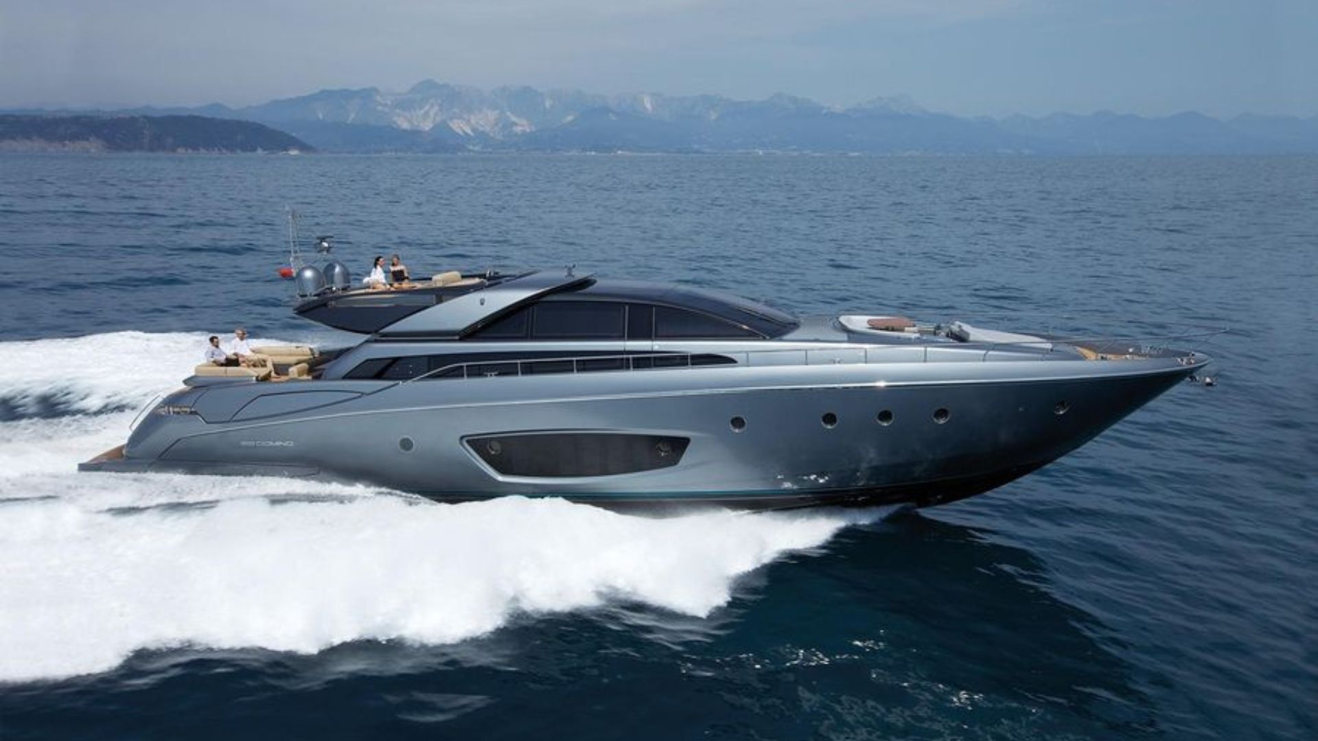 HQ8np_yacht_riva_86_domino.jpg