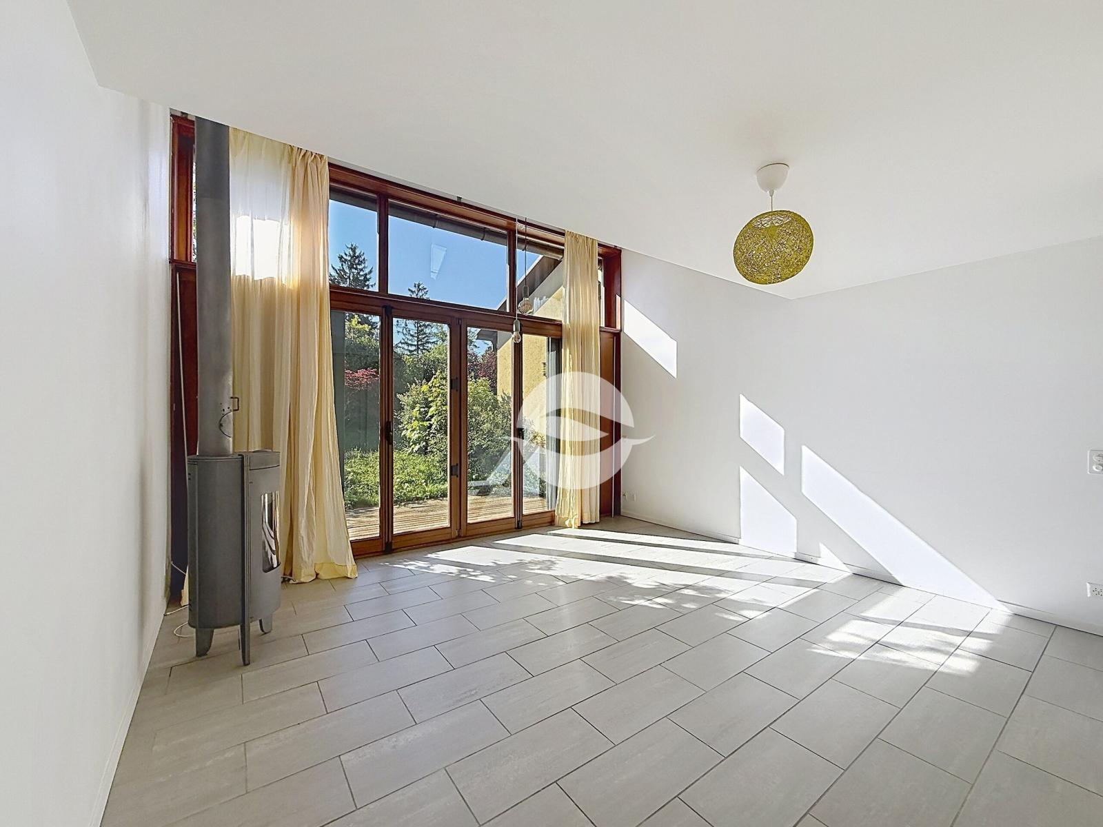 Charmante villa mitoyenne de 4.5 pièces, avec jardin arboré !