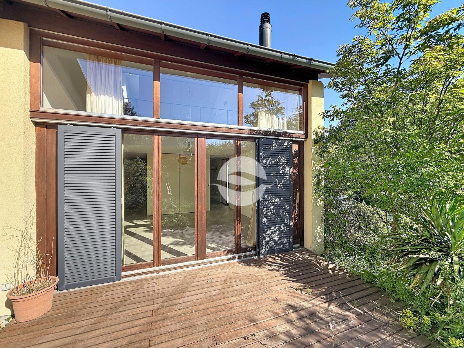 Charmante villa mitoyenne de 4.5 pièces, avec jardin arboré !