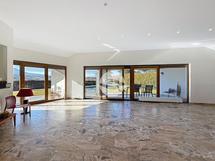 Magnifique et spacieuse villa contemporaine, avec vue dégagée!