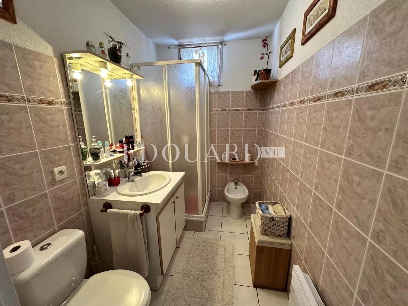 En exclusivité deux pièces en très bon état avec terrasse et cave, au troisième étage d’un immeuble récent