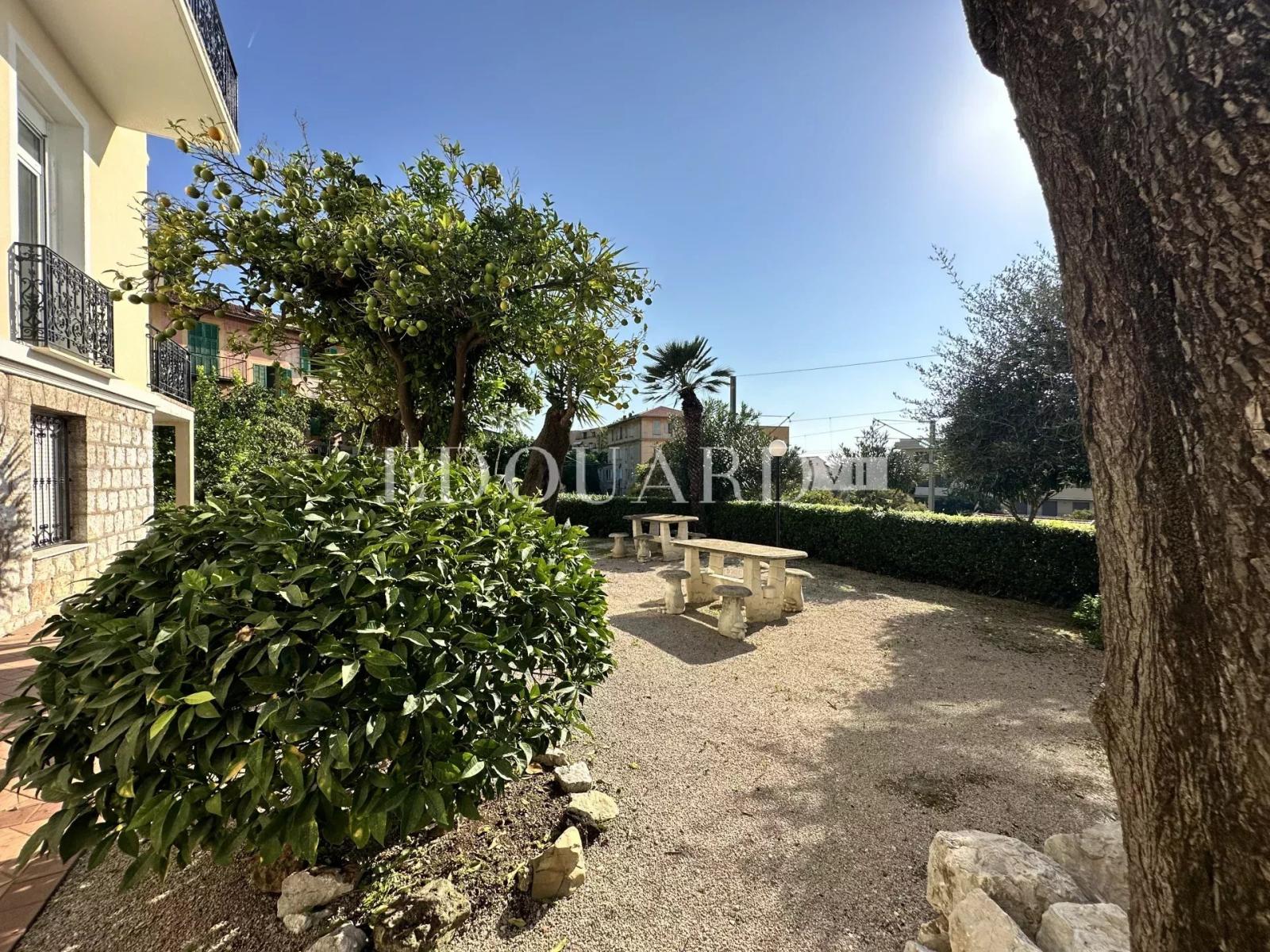 En exclusivité deux pièces avec terrasse et vue panoramique, au cœur du splendide quartier de Garavan