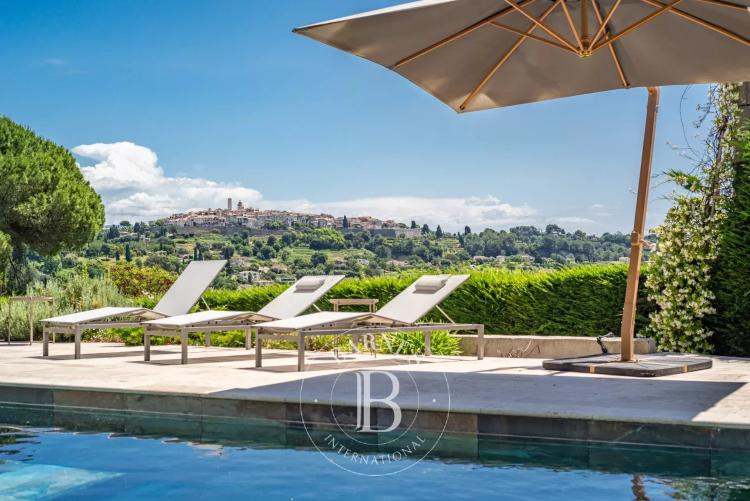 La Colle-sur-Loup – Élégante villa contemporaine avec vue panoramique sur la mer et le village