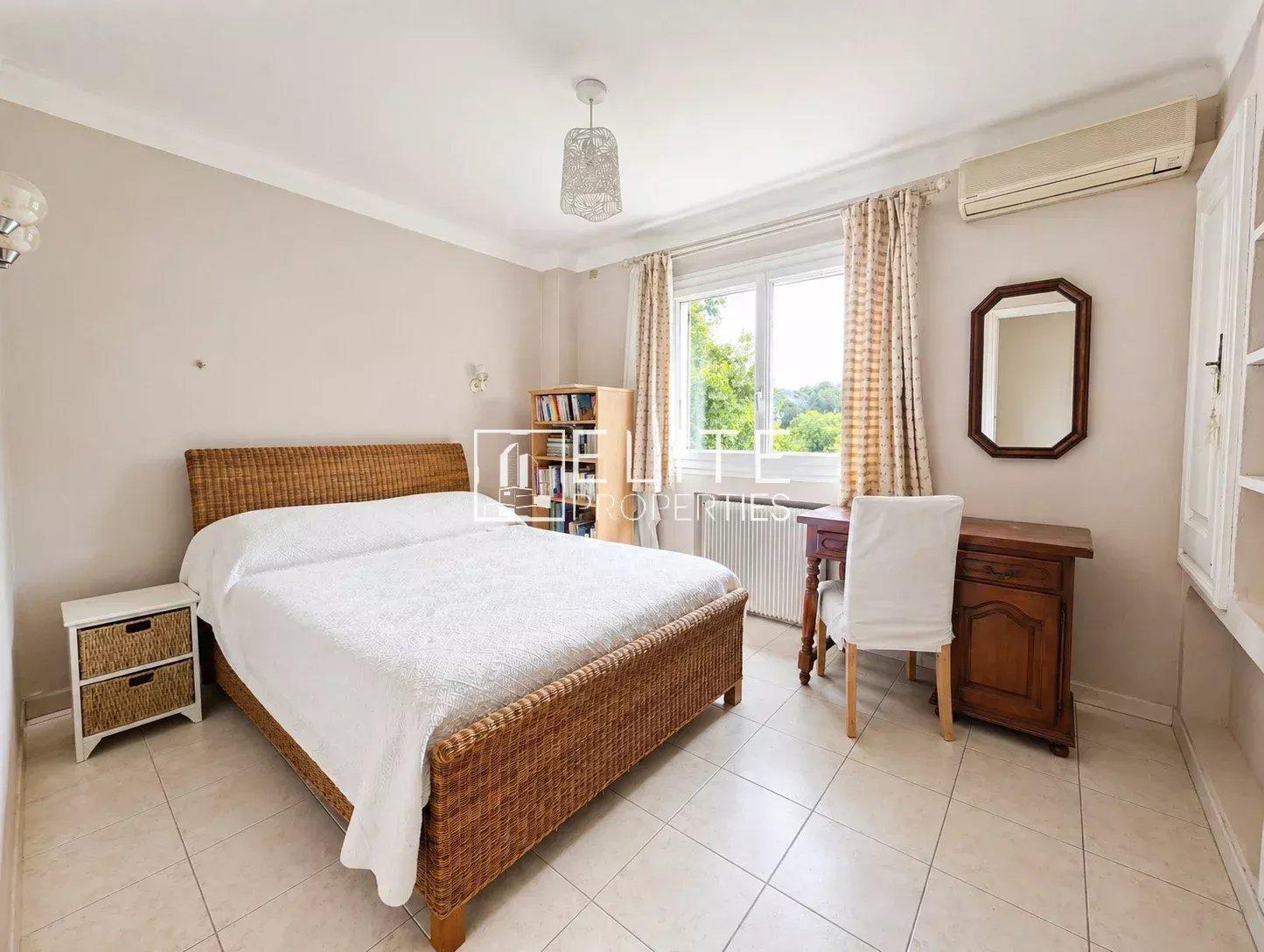 LA ROQUETTE SUR SIAGNE , maison de 4 logements sur parcelle de 1990 m²