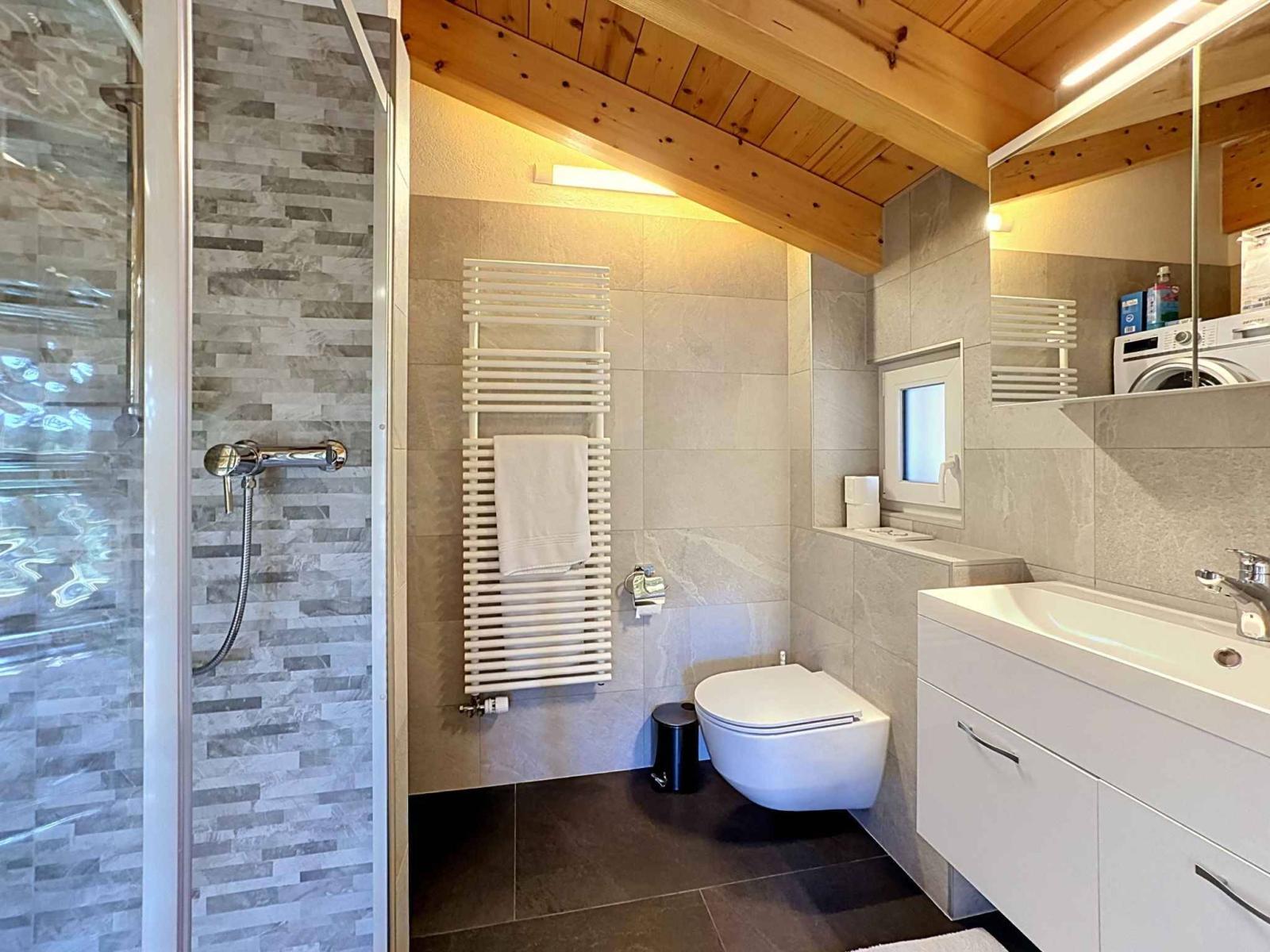 CHALET DE 15,5 PIÈCES
COMPOSÉ DE TROIS APPARTEMENTS INDÉPENDANTS