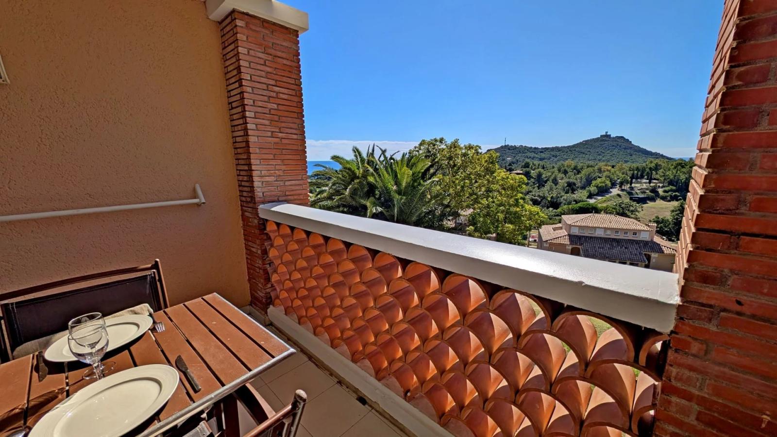 A VENDRE AGAY CAP ESTEREL LE VILLAGE 2 PIECES VUE MER. PARKING