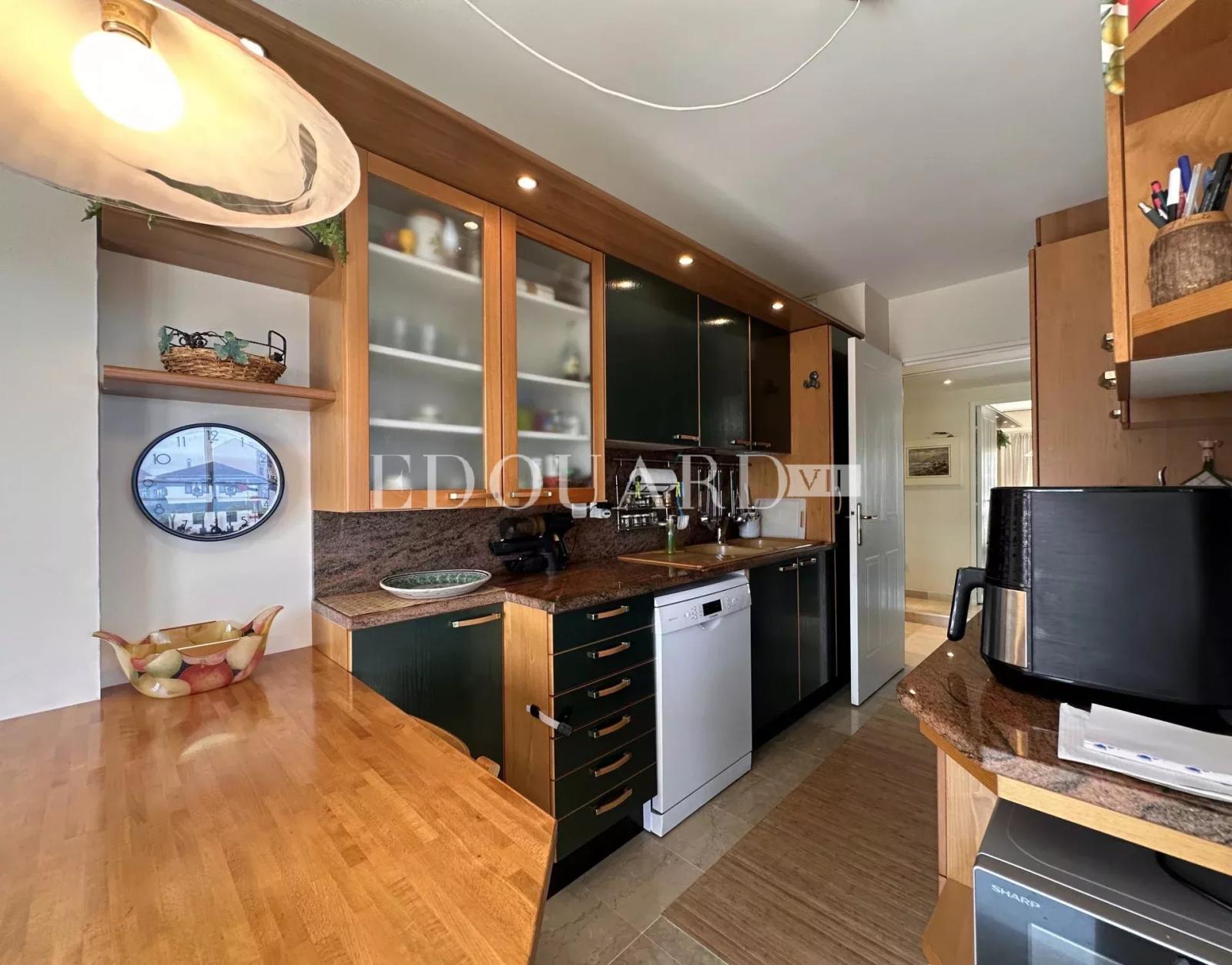 En exclusivité trois pièces avec vaste terrasse, splendide vue mer et double garage, dans immeuble de standing