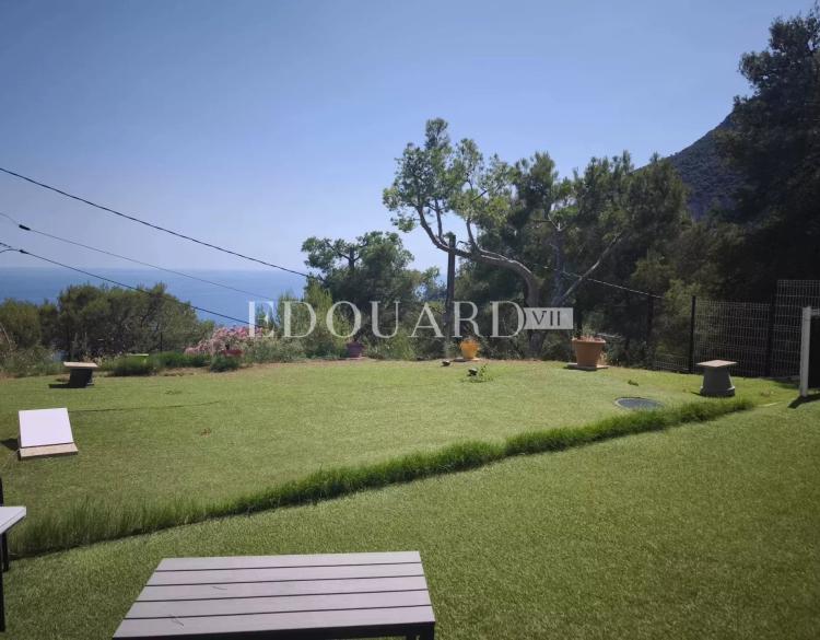 Rare sur la commune de Roquebrune Cap Martin, quatre pièces en bas de villa avec jardin, vue mer et parking