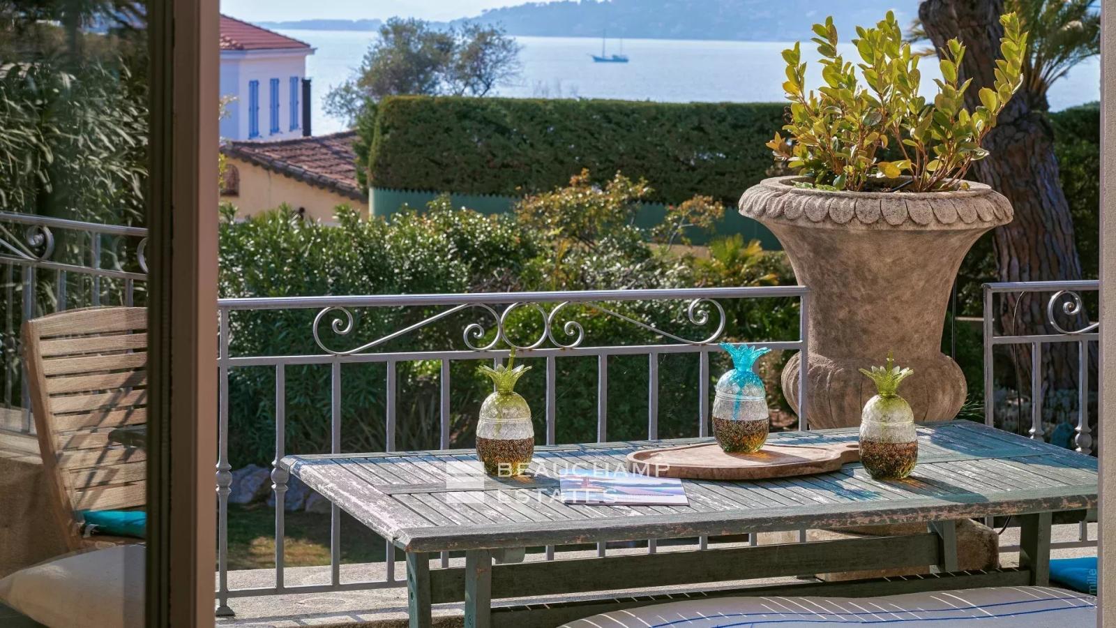 Villa avec piscine et vue mer à pied des plages et des commerces - cap d'Antibes