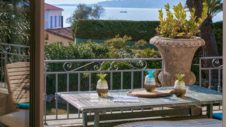 Villa avec piscine et vue mer à pied des plages et des commerces - cap d'Antibes