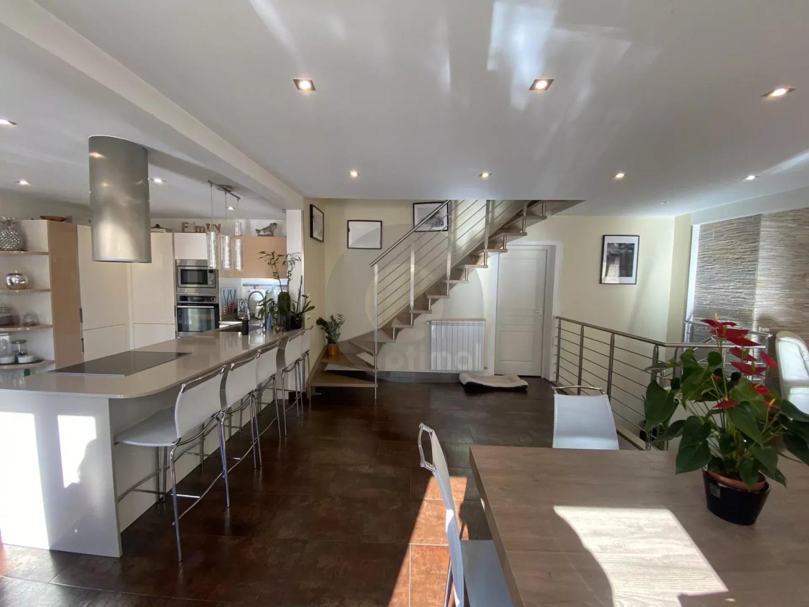 A VENDRE - BELLE MAISON AU CALME CADRE VERDOYANT