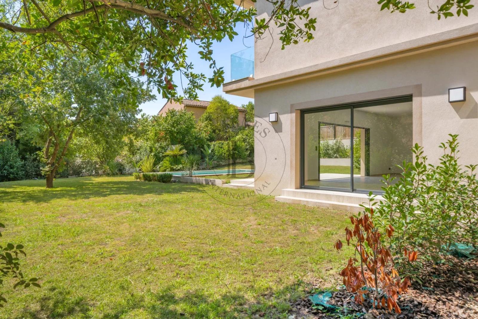 MOUGINS - VILLA NEUVE CONTEMPORAINE