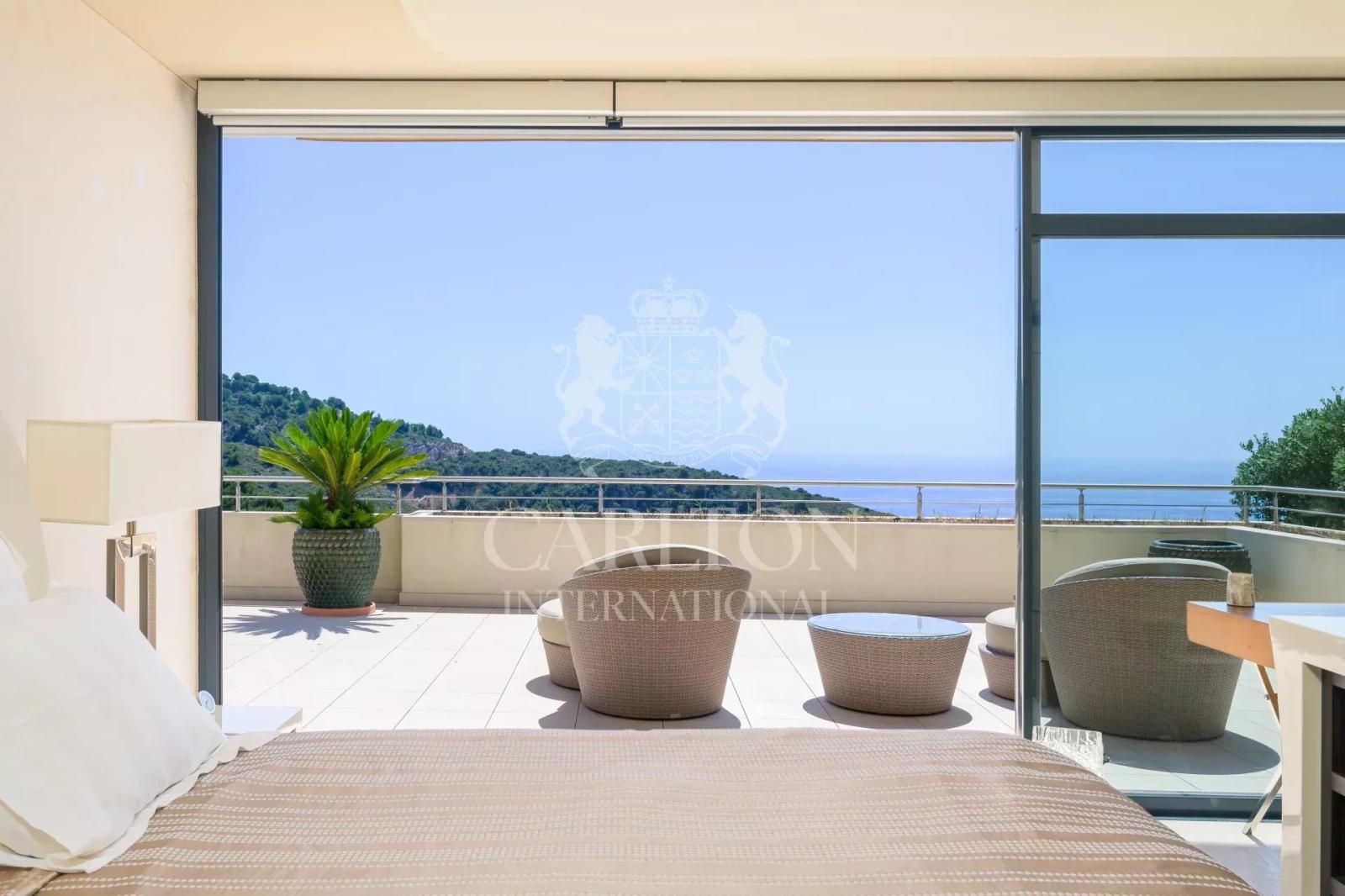 Eze, à quelques minutes de Monaco, plages, importante propriété avec vue mer époustouflante.