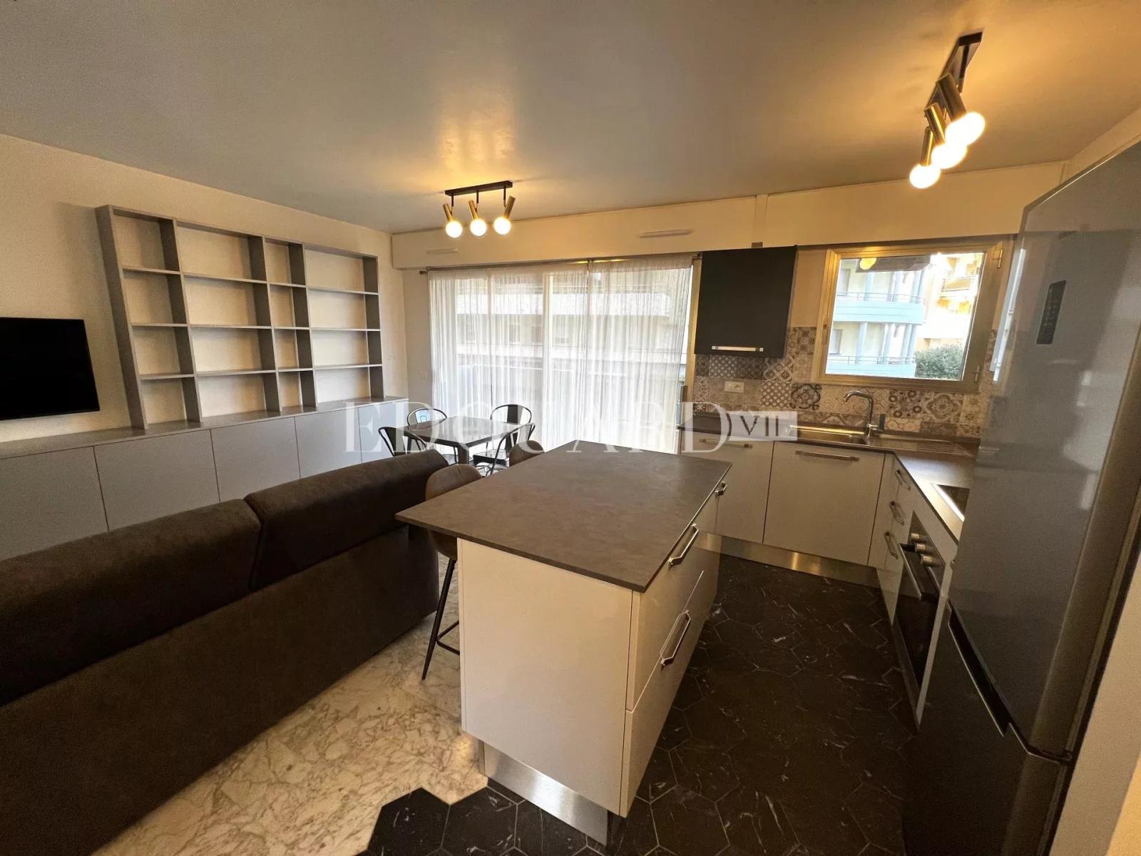 Joli deux pièces meublé à louer, en excellant état avec spacieux balcon et parking en sous-sol