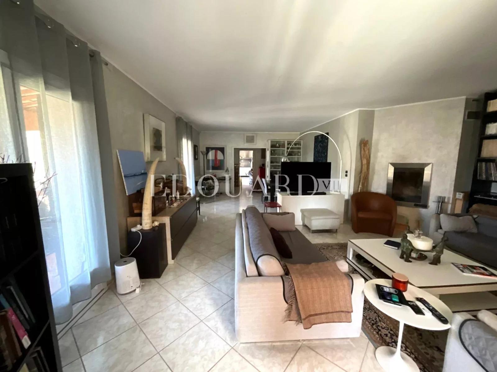 Dans un domaine privé proche de La Turbie, à vendre villa présentant un potentiel important