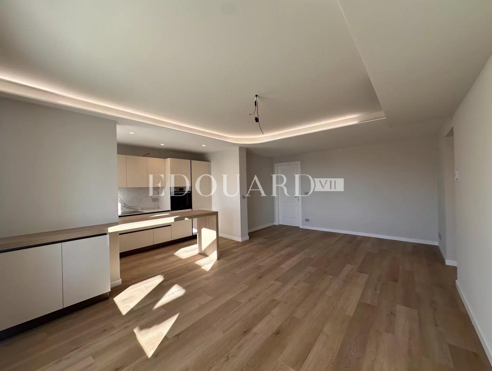 Superbe quatre pièces soigneusement rénové avec vastes terrasses, jardin, vue mer panoramique et parking