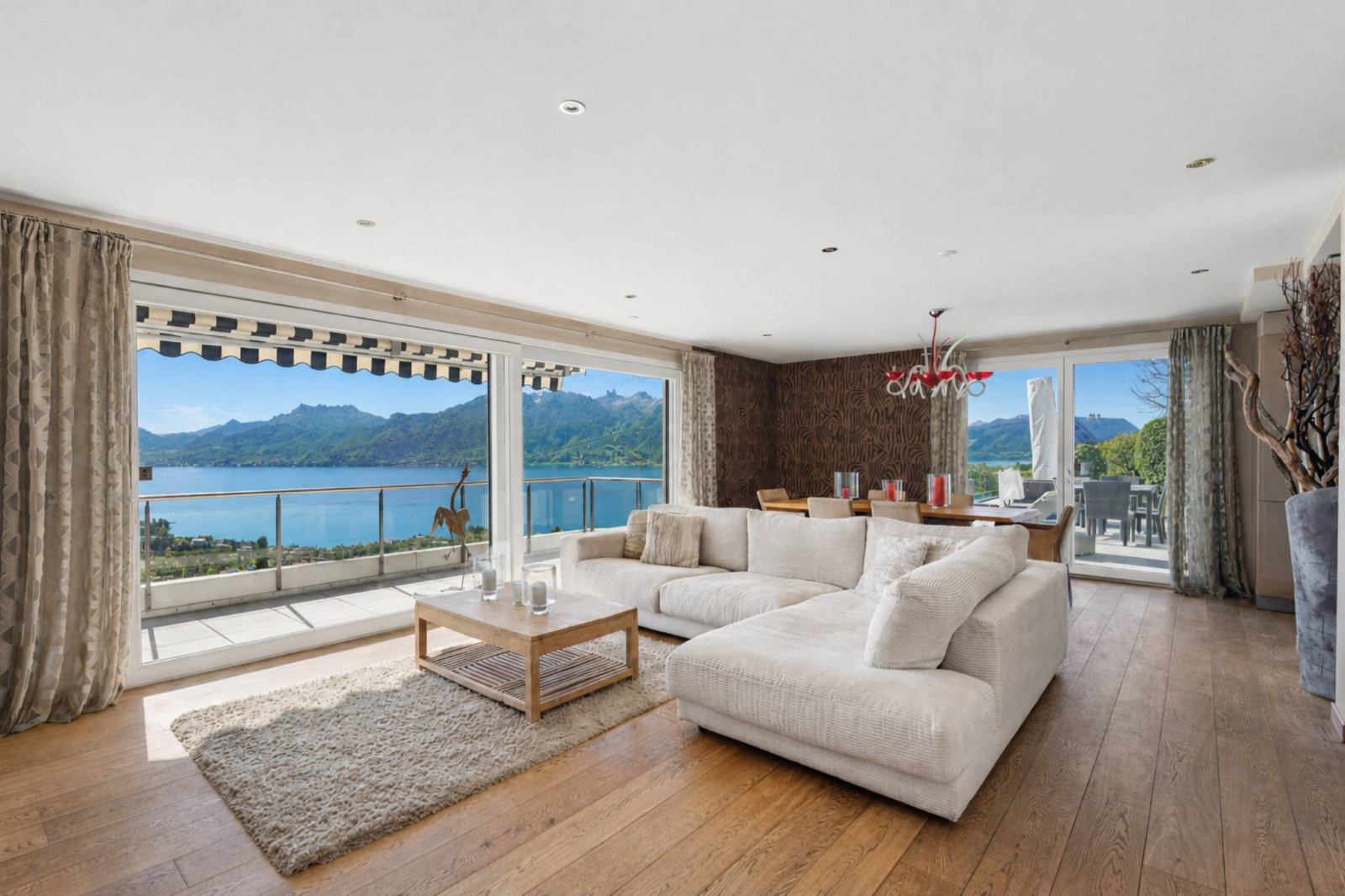 Duplex aux allures de villa avec vue imprenable sur le lac