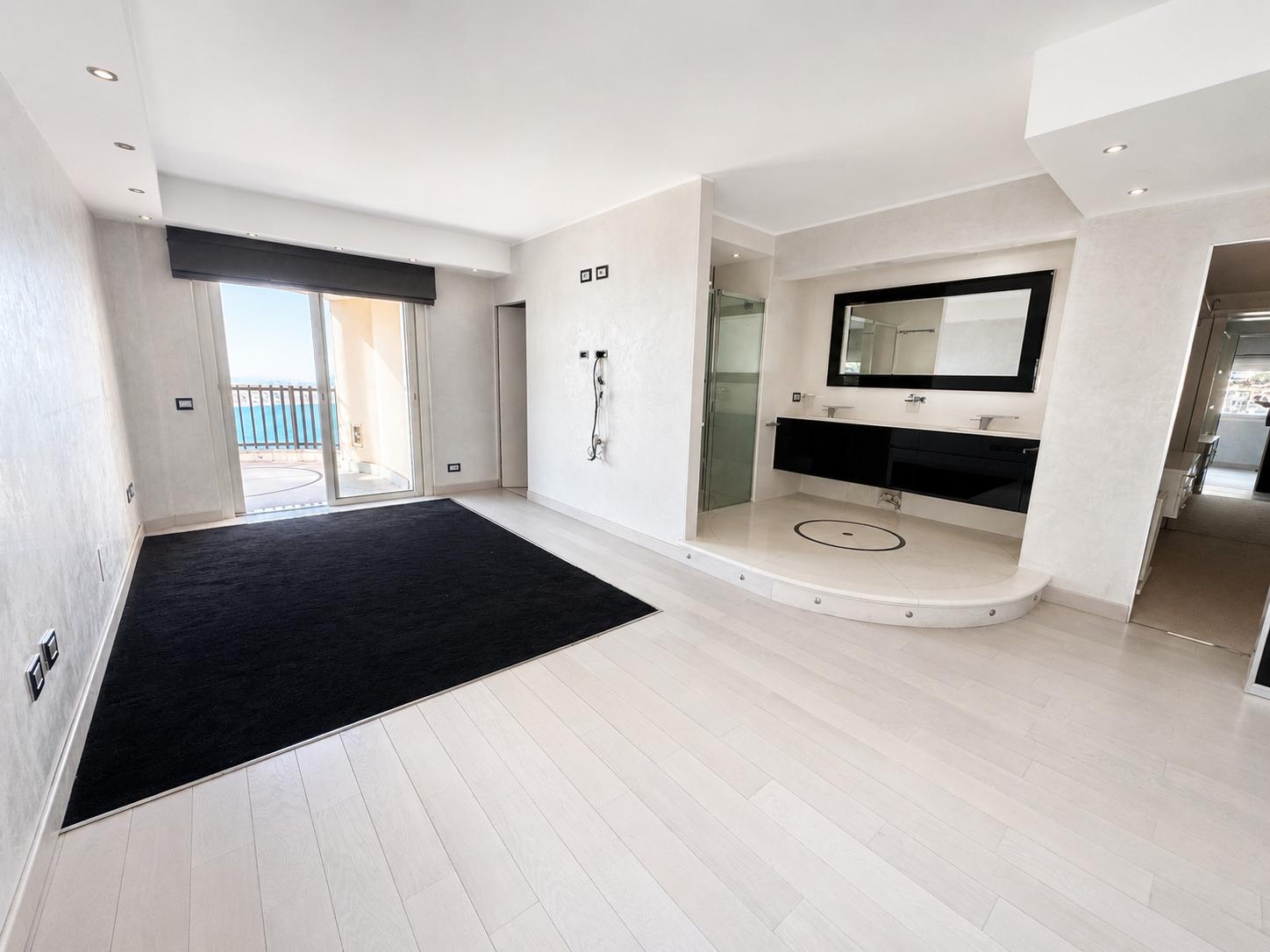 Parc Saint Roman – Duplex en dernier étage, trois chambres et vue mer