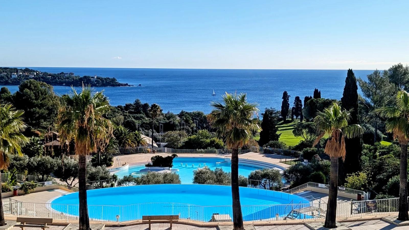 A vendre AGAY CAP ESTEREL LE VILLAGE 2 pièces traversant exposé au Sud, vue mer panoramique parking.