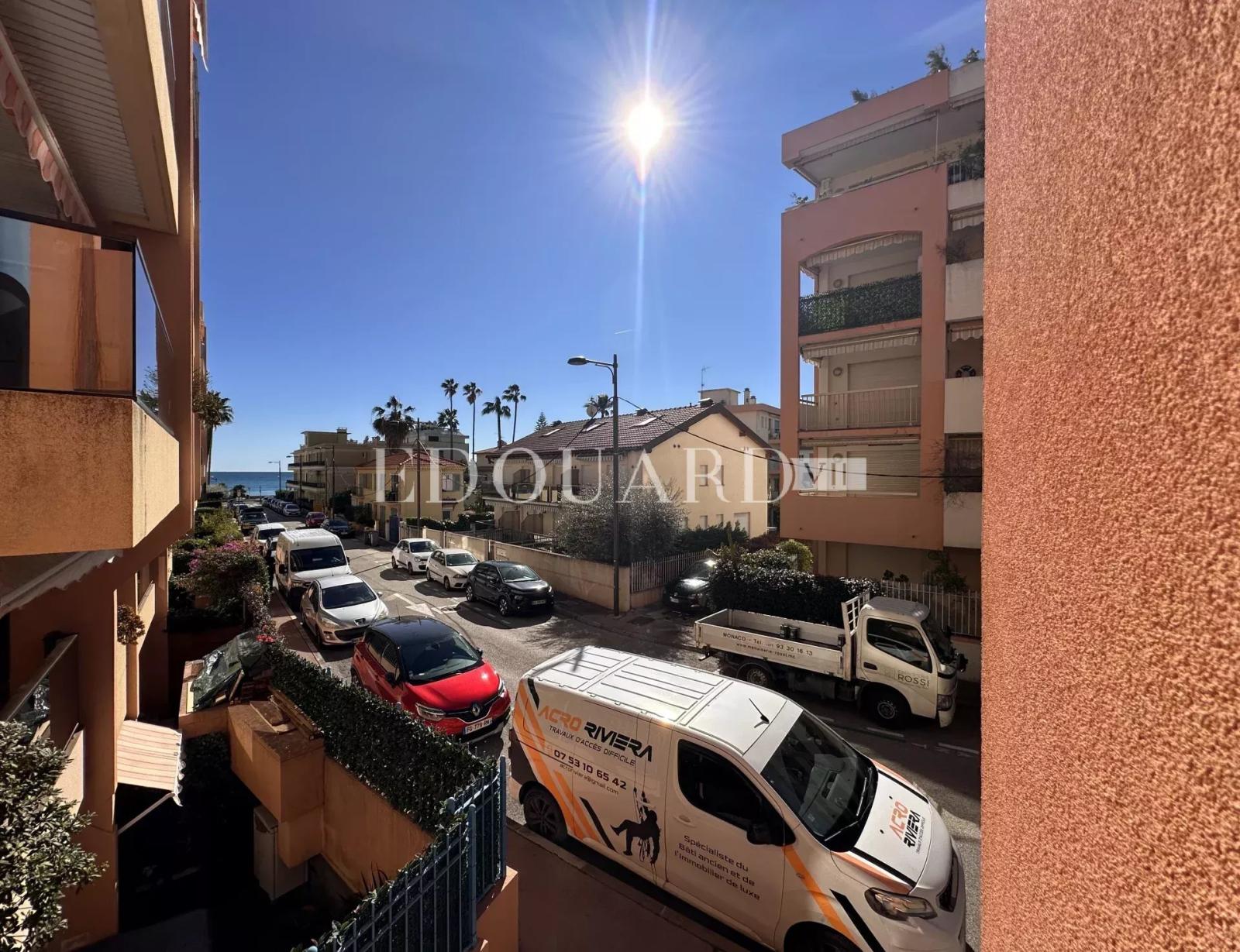 En exclusivité beau deux pièces en parfait état avec spacieux balcon, jolie échappée mer et garage
