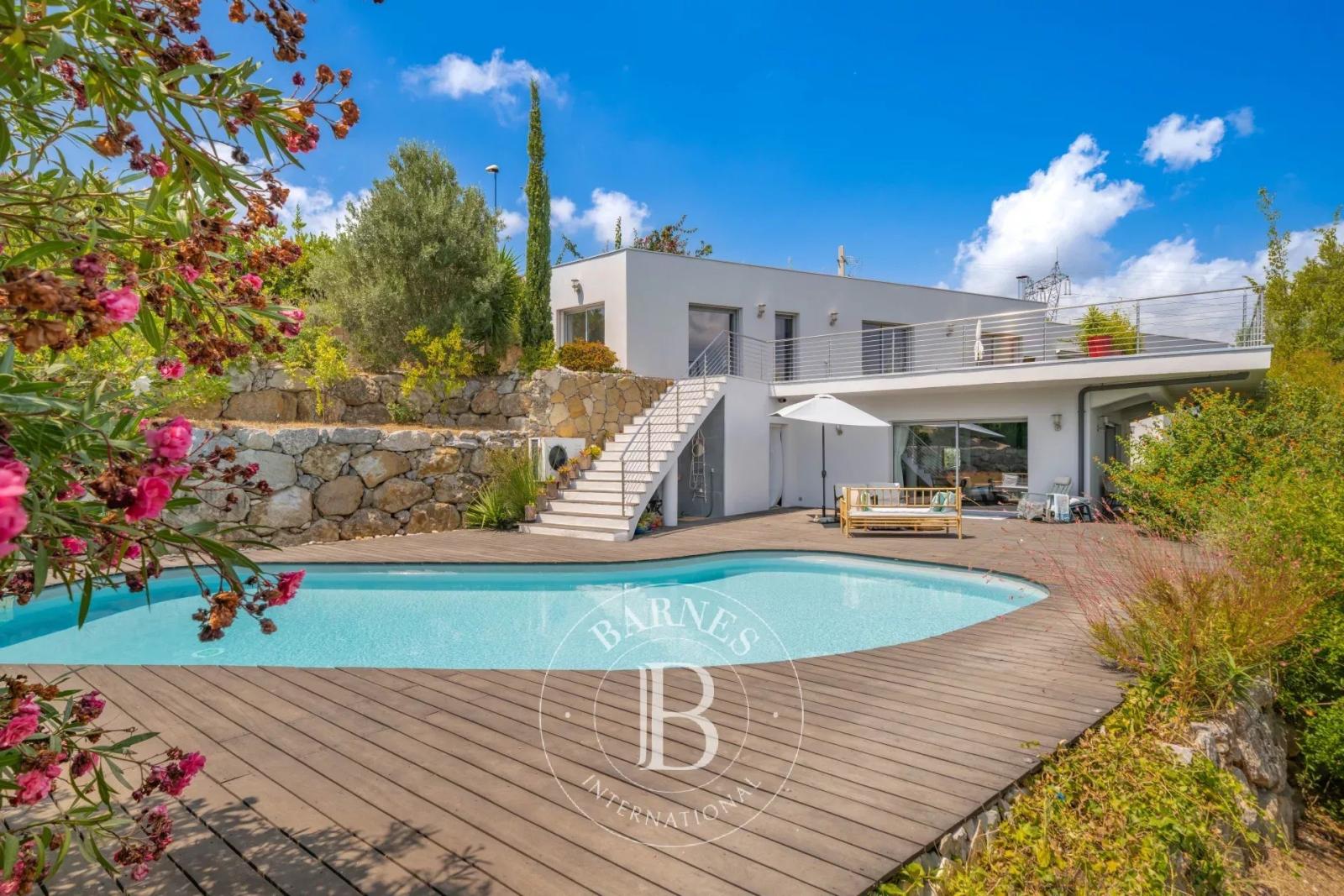 Elégante villa contemporaine avec vue mer et montagne