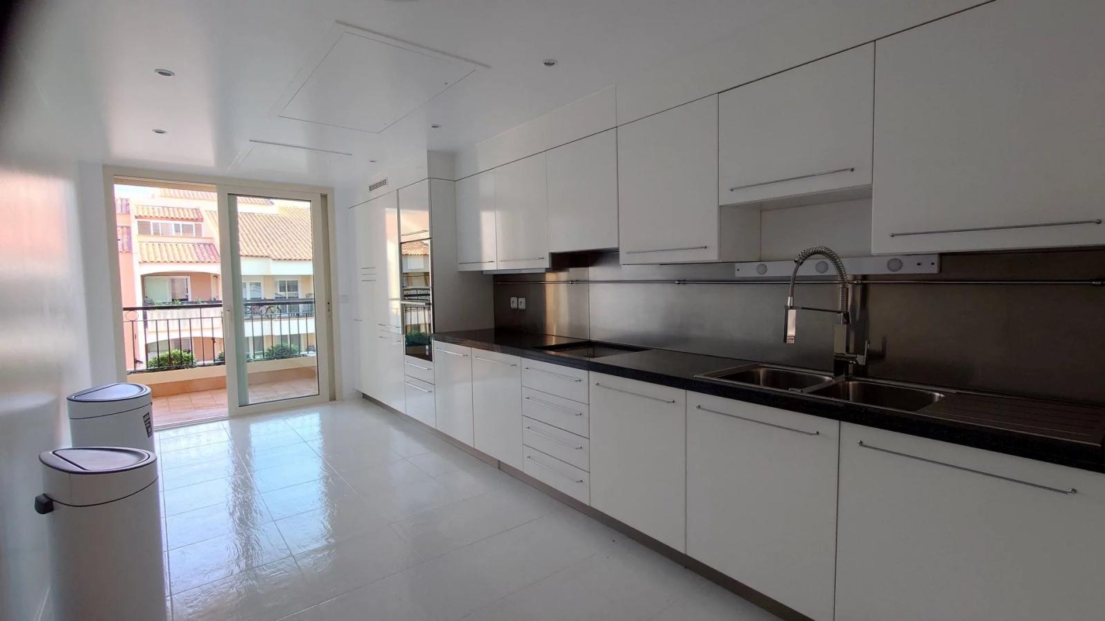 LOCATION – 7 PIÈCES AVEC PISCINE – DERNIER ÉTAGE – MEMMO CENTER – VUE MER PANORAMIQUE