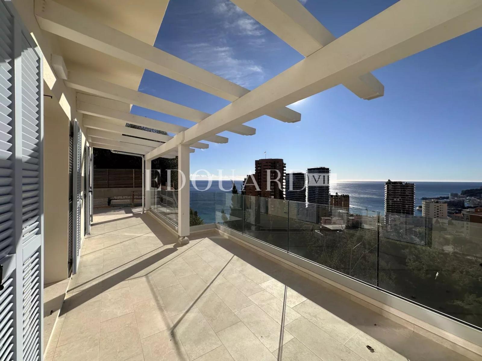 Superbe quatre pièces soigneusement rénové avec vastes terrasses, jardin, vue mer panoramique et parking