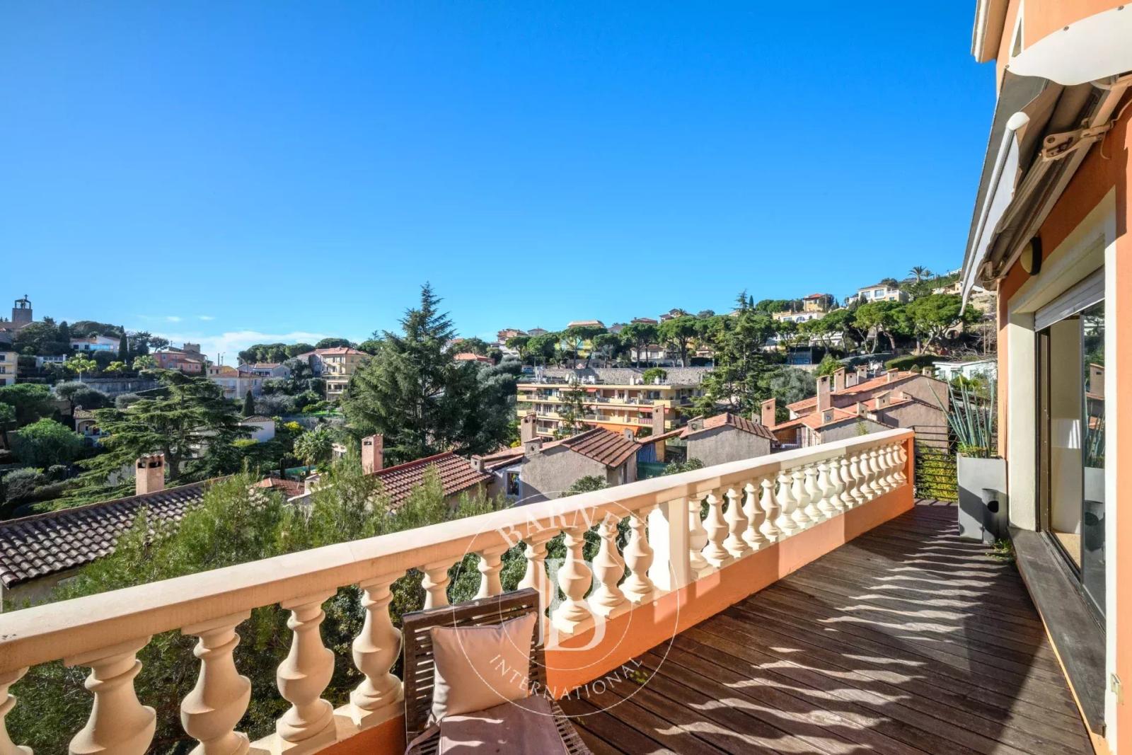VILLEFRANCHE-SUR-MER — ÉLÉGANT DUPLEX AVEC VUE PANORAMIQUE DÉGAGÉE