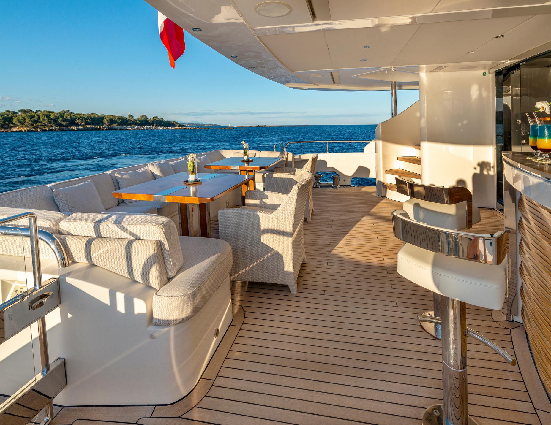 588e9_li1xi_imperial_princess_beatrice_princess_40m_used_yacht_for_sale_superyacht_flybridge_cannes_11.jpg
