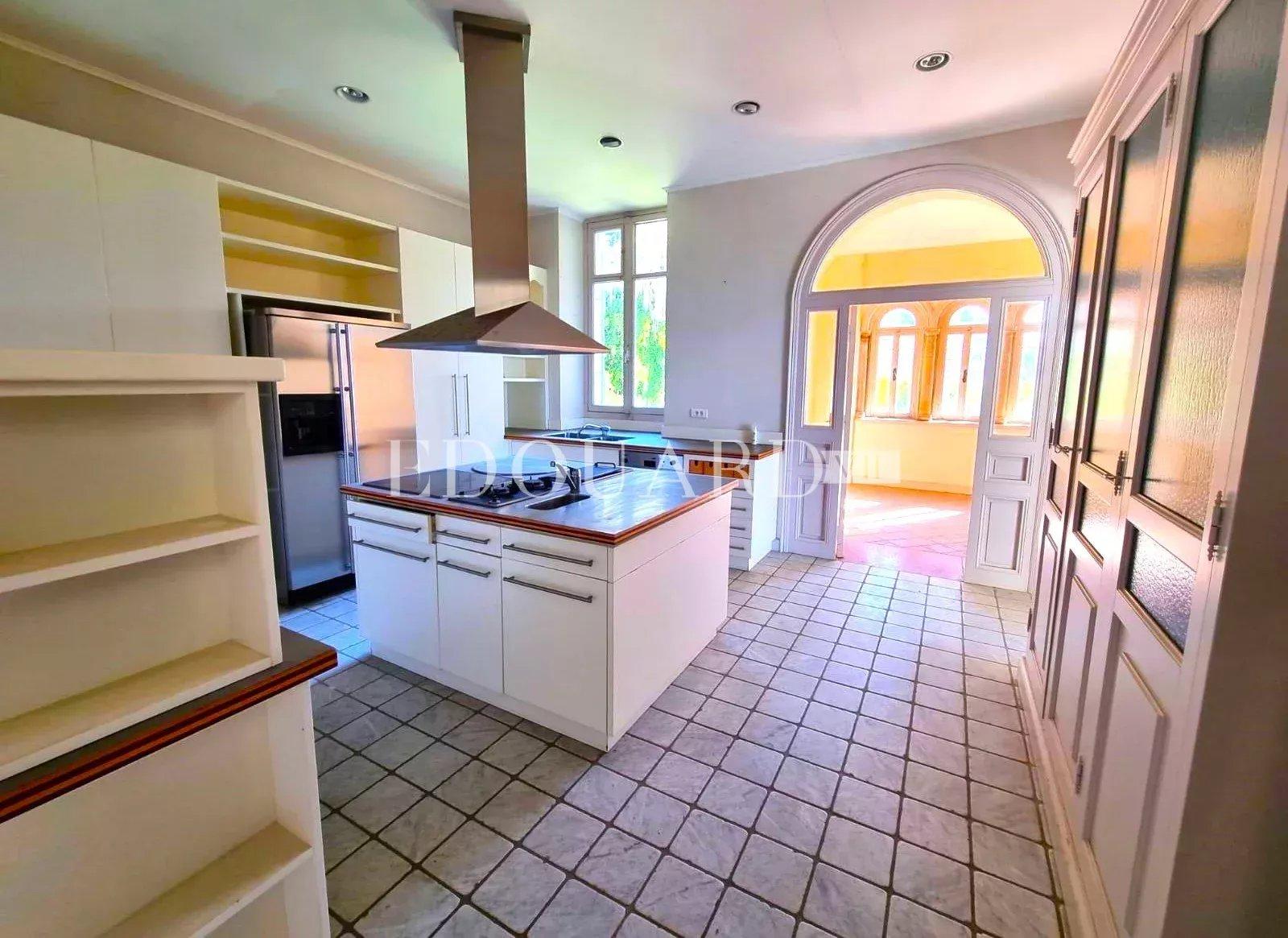 Magnifique propriété avec splendide vue mer panoramique, grande piscine, vaste pool house et immense jardin arboré