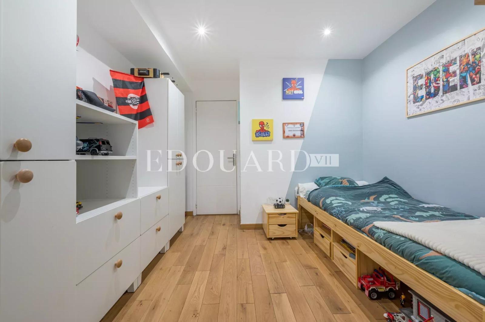 Sur la commune de Villefranche sur Mer,  charmant quatre pièces à vendre avec grande terrasse