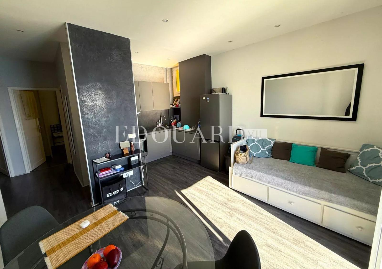 Trois pièces avec magnifique vue mer panoramique, dans joli immeuble ancien proche  de la Principauté de Monaco