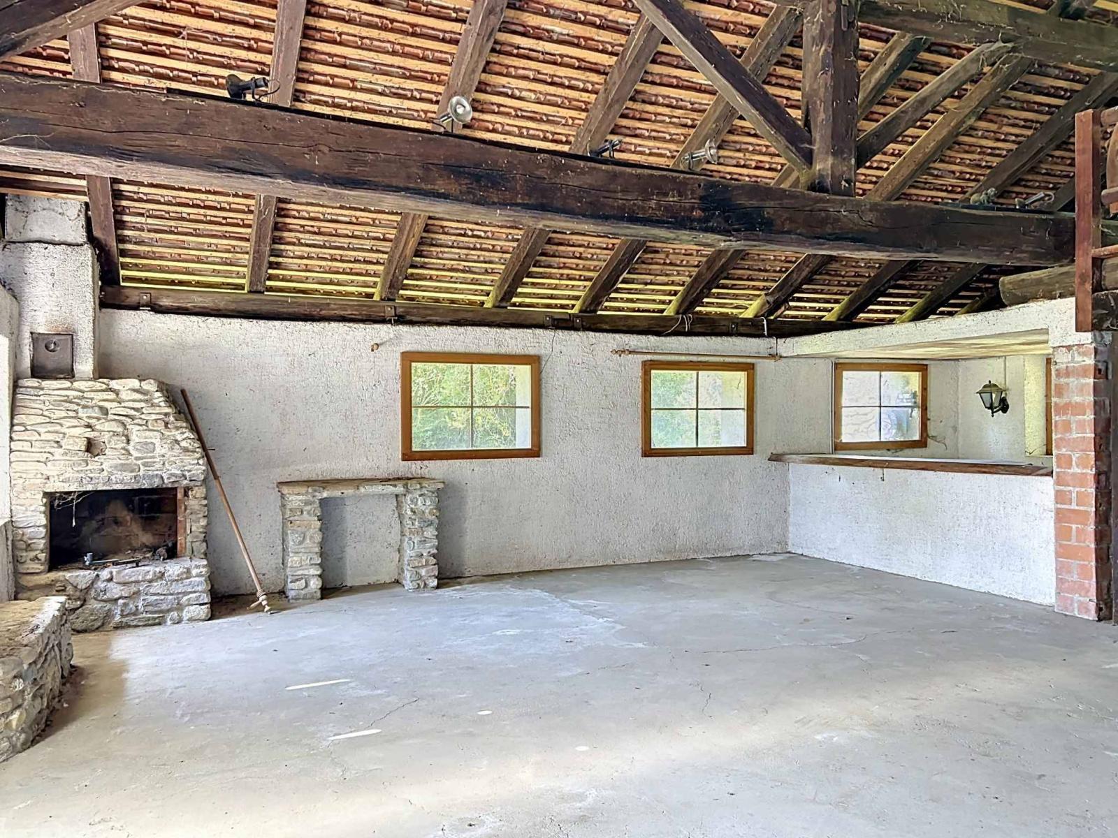 Charmante ferme de 7 pièces à rénover, environnement paisible avec annexes