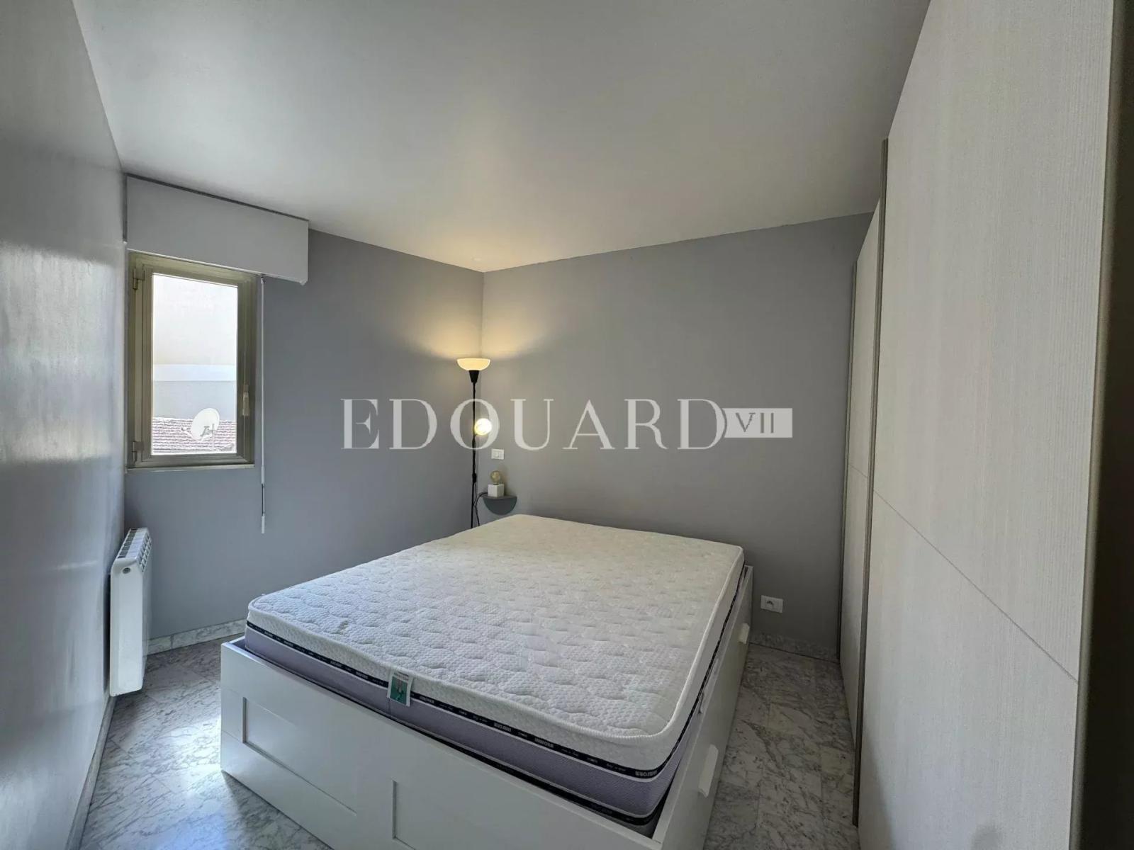 Joli deux pièces meublé à louer, en excellant état avec spacieux balcon et parking en sous-sol