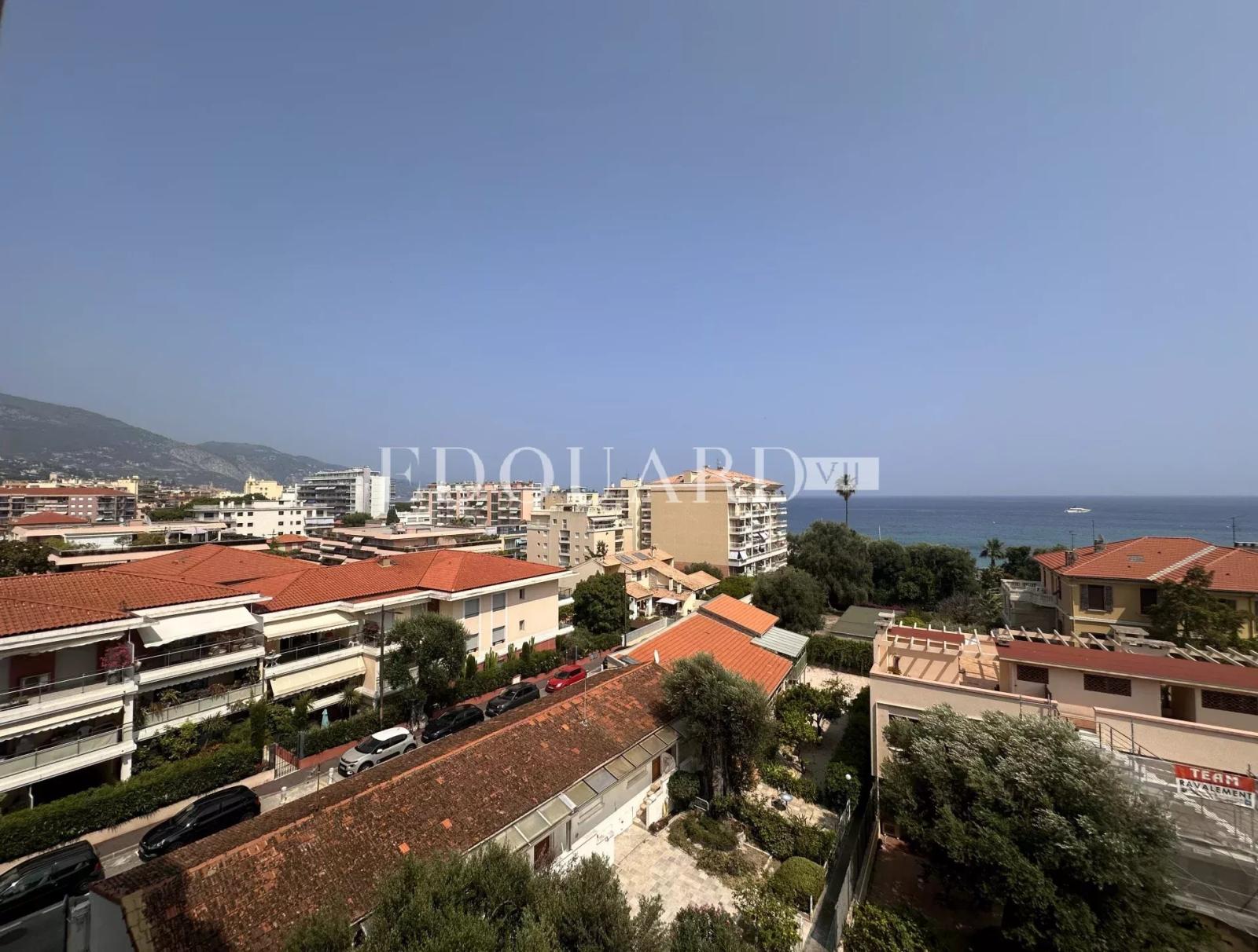 En exclusivité trois pièces avec vaste terrasse, splendide vue mer et double garage, dans immeuble de standing