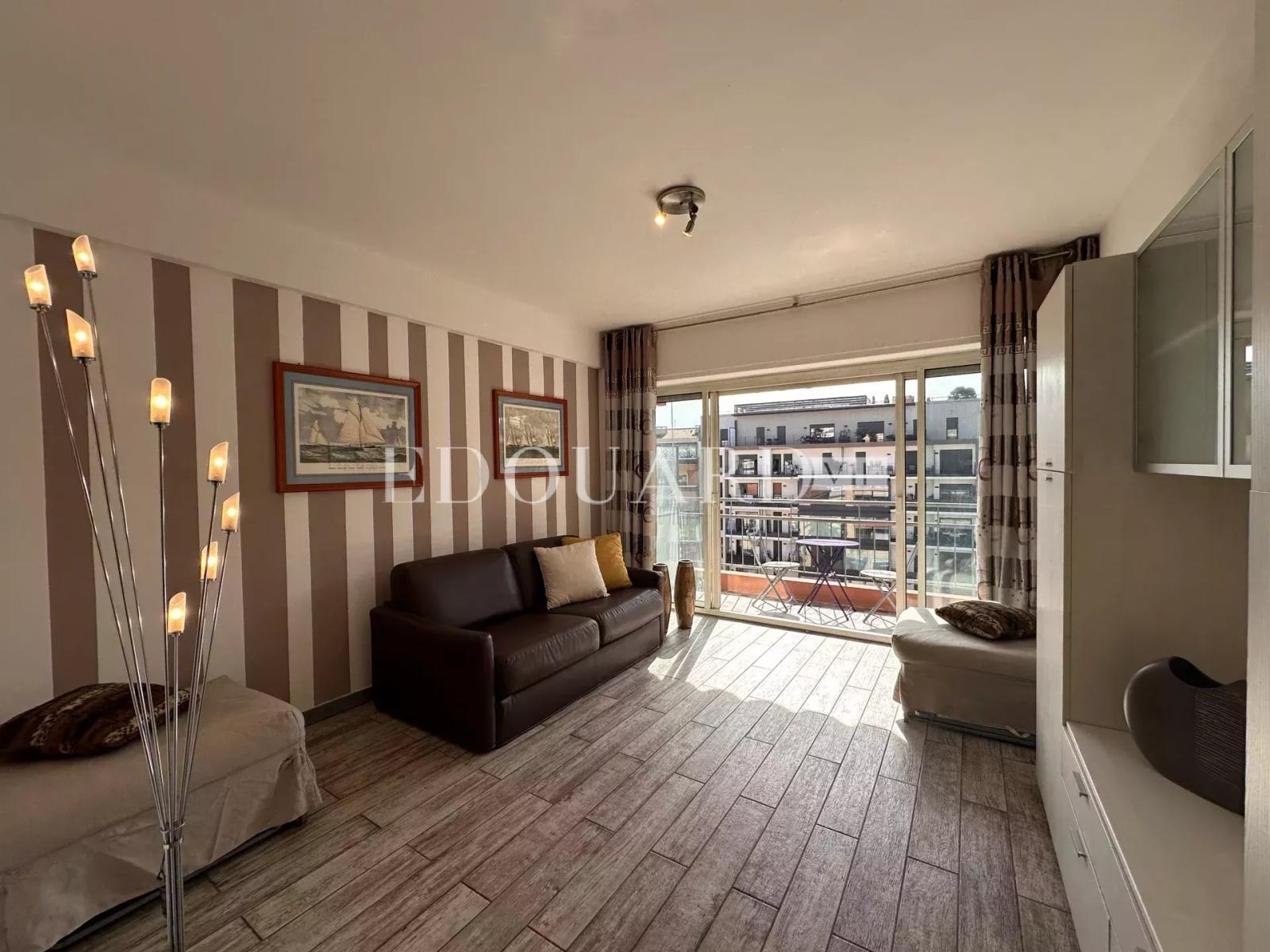 Dans le centre de Menton, en exclusivité grand studio en bon état avec terrasse et agréable vue dégagée