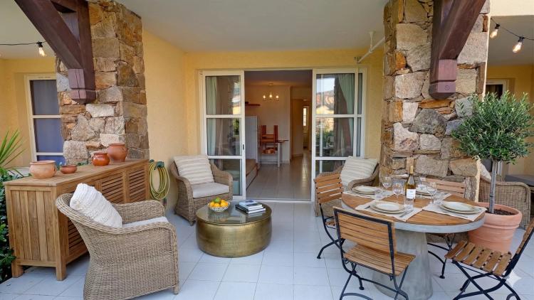 AGAY CAP ESTEREL LE VILLAGE: beau studio cabine avec accès de plein pied, terrasse et jardin vue mer