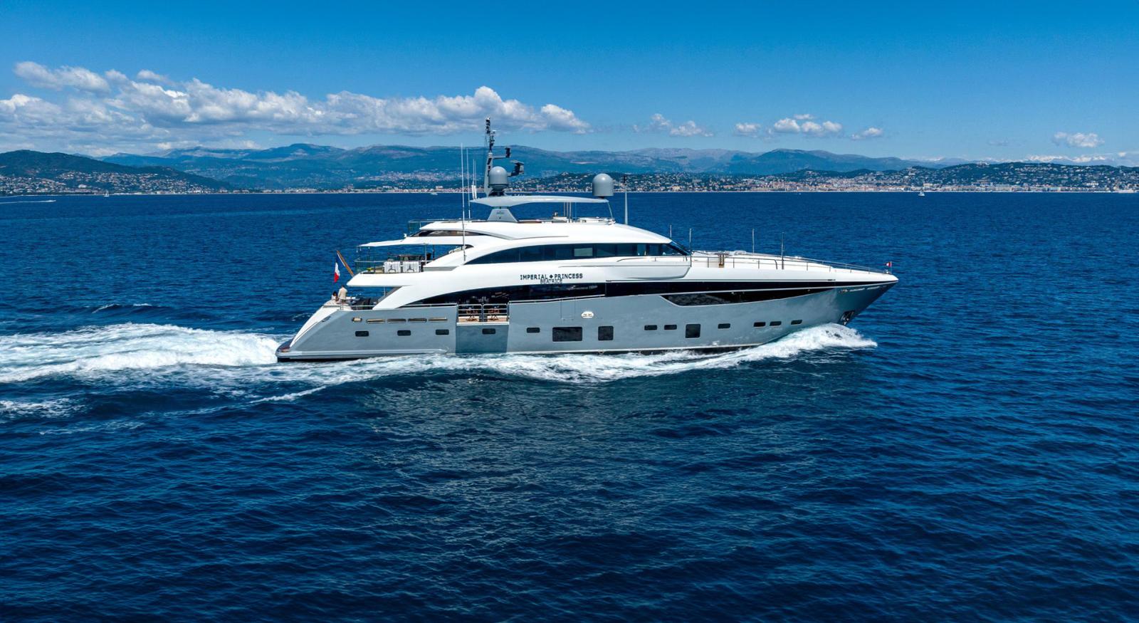 3113e_9a8d3_lnwdq_princess_40m_2012_imperial_princess_beatrice_superyacht_refit_flybridge_cannes_france_1.jpg